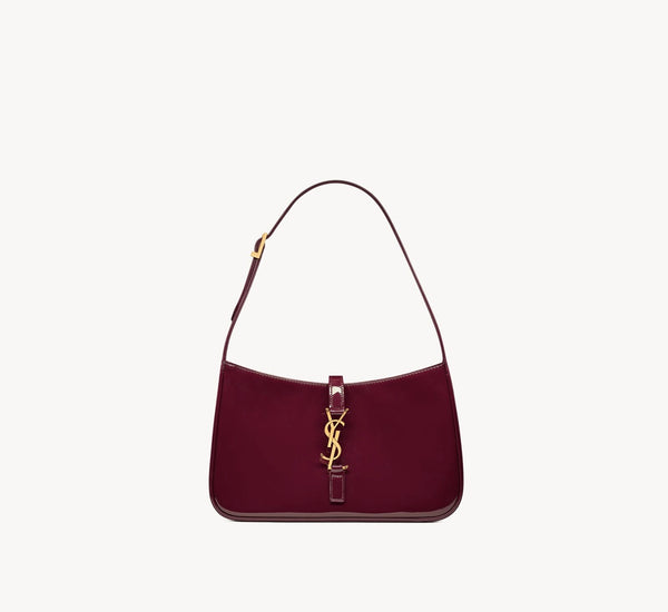 LE 5 À 7 EN SEMI CUIR VERNI
DARK RED WINE